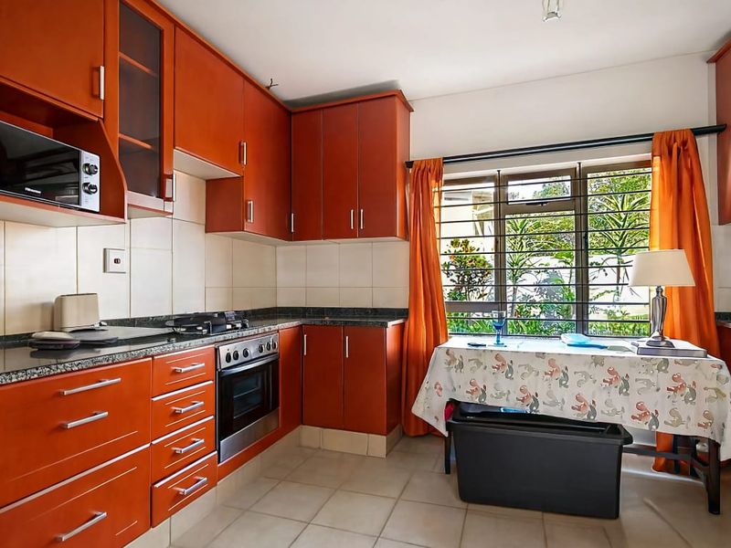 Spacious 2 Bedroom Garden Cottage with Private Entrance - Photo 4
