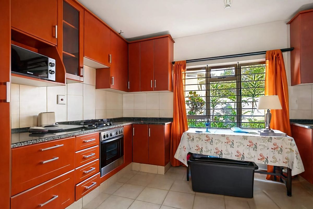 Spacious 2 Bedroom Garden Cottage with Private Entrance - Photo 4