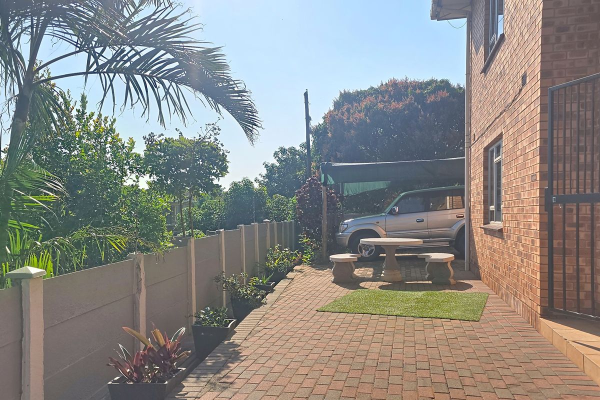 Spacious 2 Bedroom Garden Cottage with Private Entrance - Photo 3