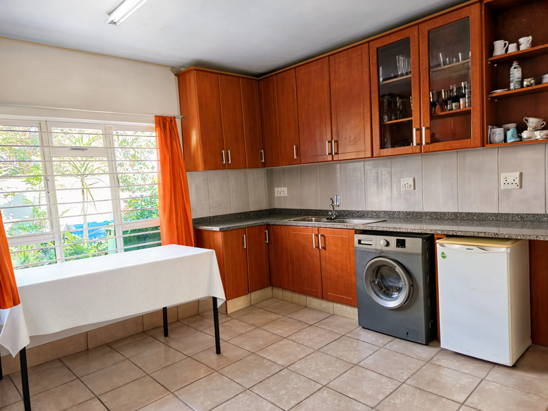 Spacious 2 Bedroom Garden Cottage with Private Entrance - Photo 5