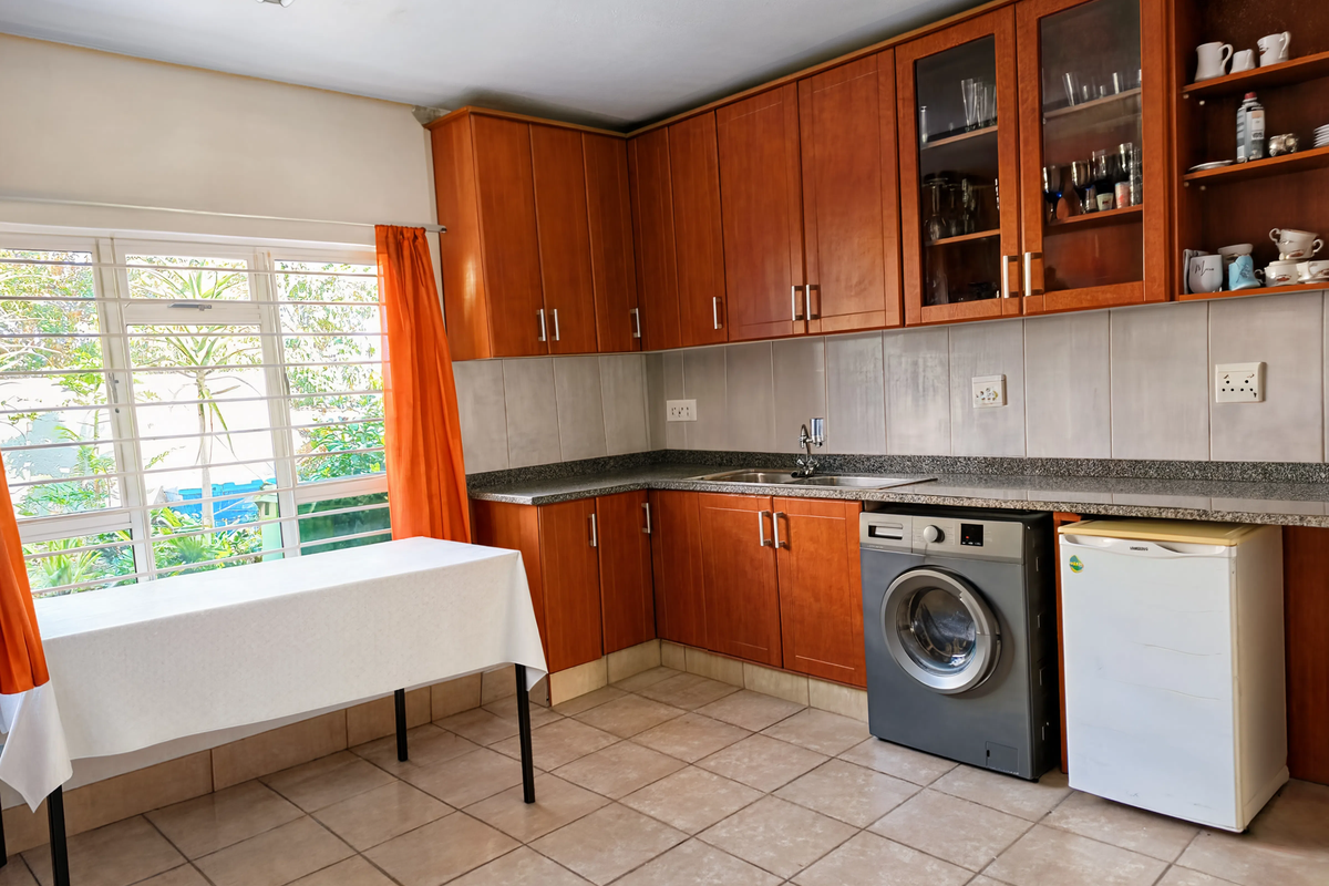 Spacious 2 Bedroom Garden Cottage with Private Entrance - Photo 5