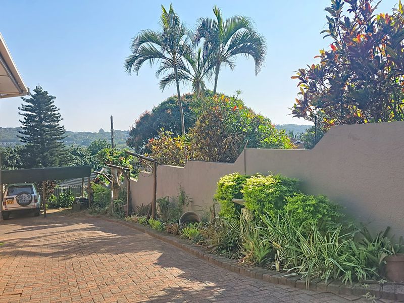 Spacious 2 Bedroom Garden Cottage with Private Entrance - Photo 2