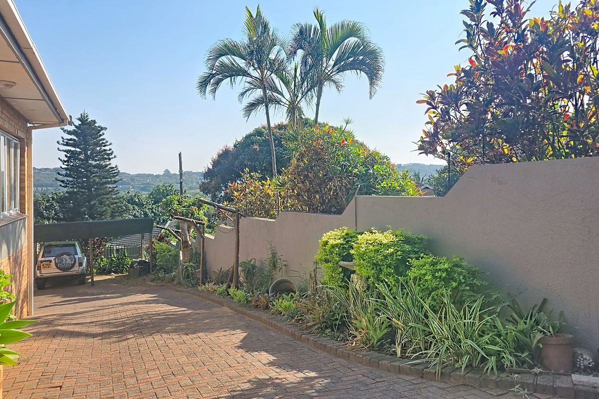 Spacious 2 Bedroom Garden Cottage with Private Entrance - Photo 2