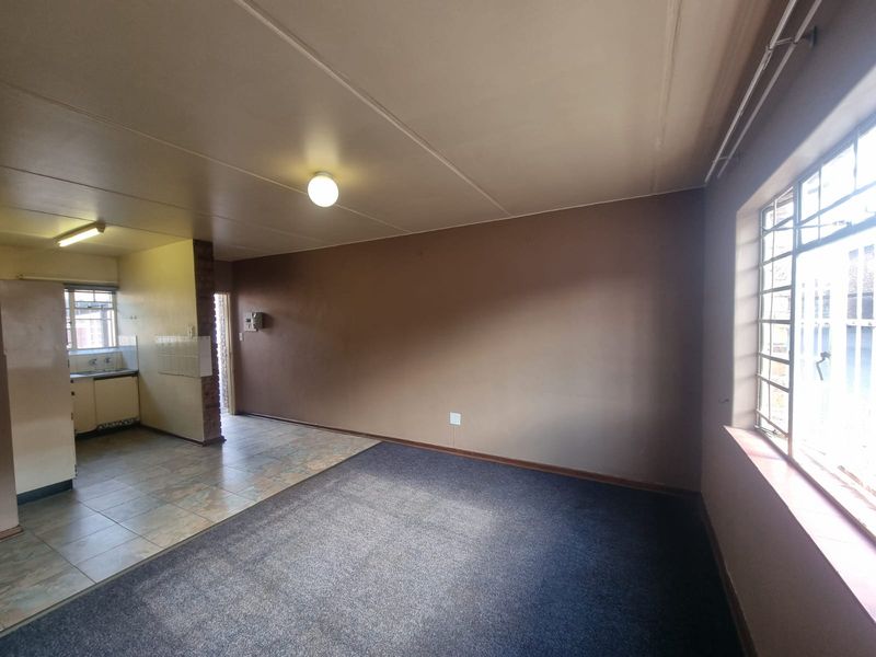 Neat & Well-Priced 2-Bedroom Flat for Sale in Trichardt - Photo 4