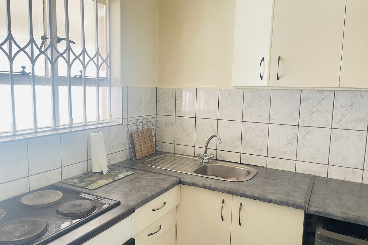 Spacious Bachelor Apartment perfect as a starter home or rental investment. - Photo 4