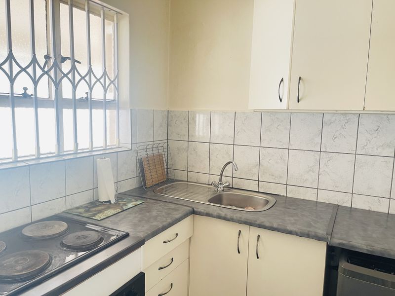 Spacious Bachelor Apartment perfect as a starter home or rental investment. - Photo 4