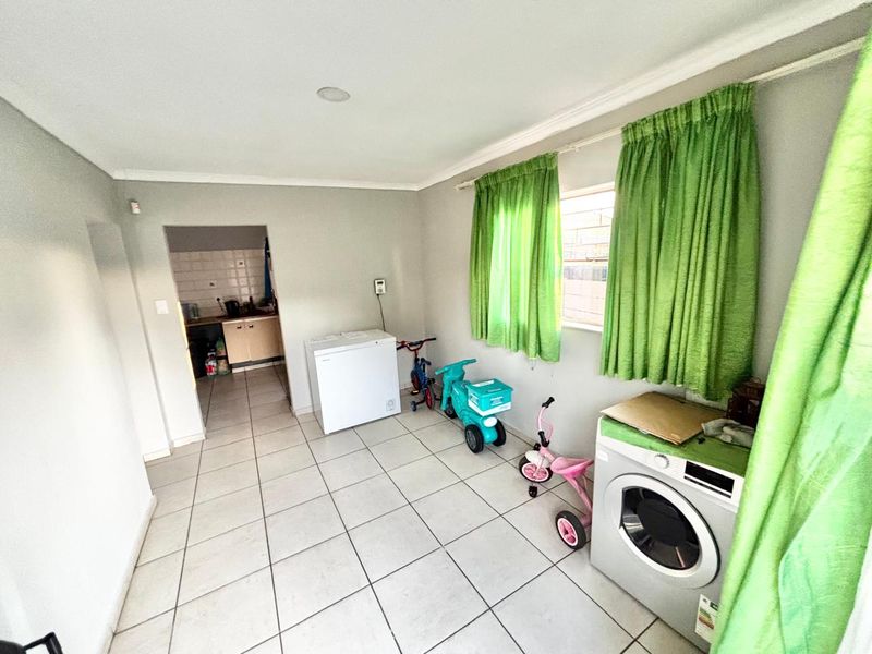 Spacious Family Home with Bachelor’s Flat and Large Carport - Photo 10