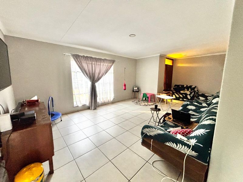 Spacious Family Home with Bachelor’s Flat and Large Carport - Photo 9