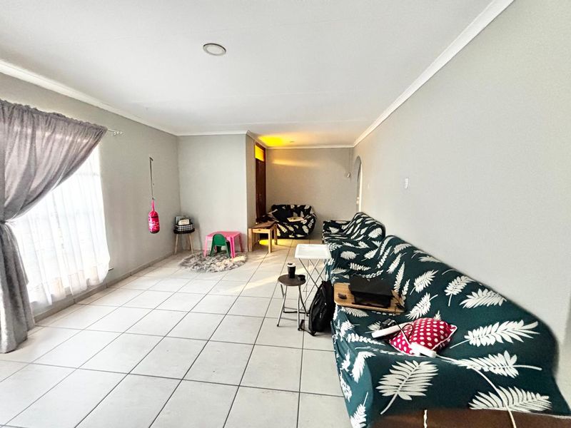 Spacious Family Home with Bachelor’s Flat and Large Carport - Photo 8