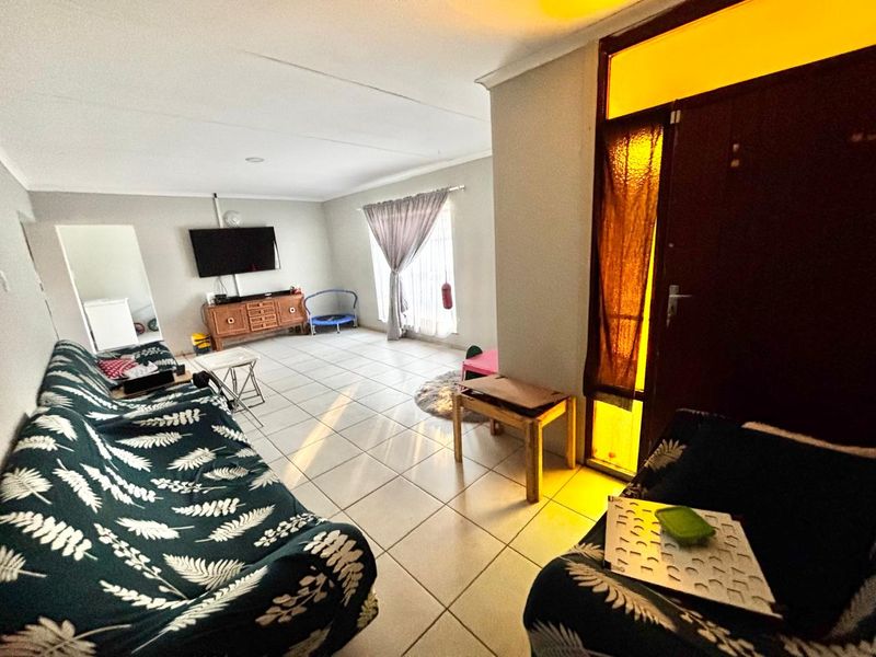 Spacious Family Home with Bachelor’s Flat and Large Carport - Photo 5