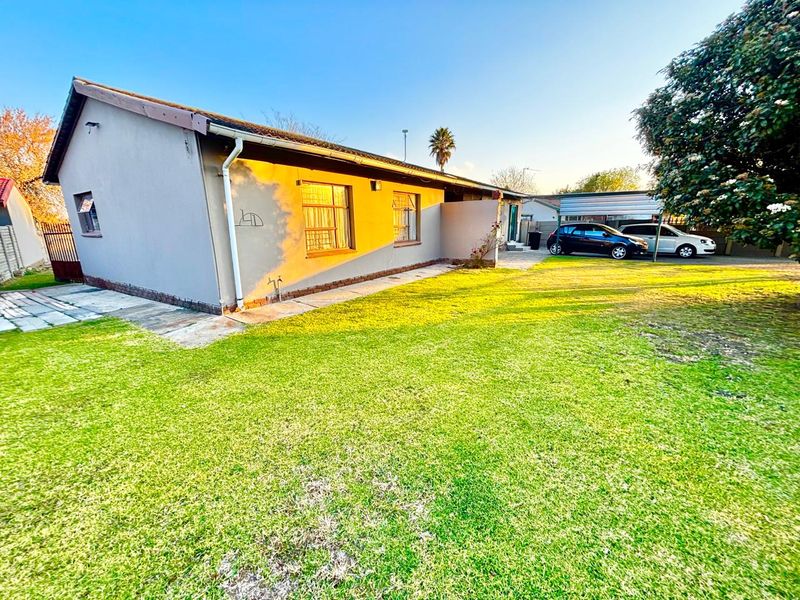 Spacious Family Home with Bachelor’s Flat and Large Carport - Photo 2