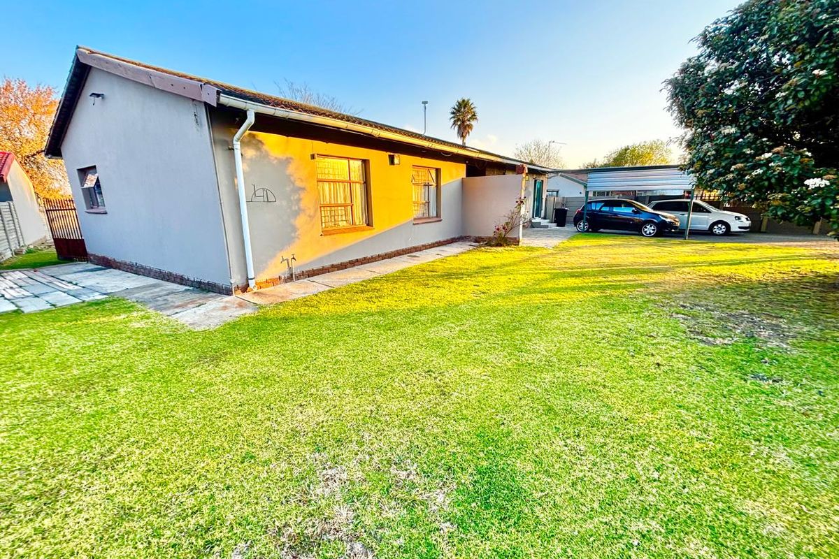 Spacious Family Home with Bachelor’s Flat and Large Carport - Photo 2