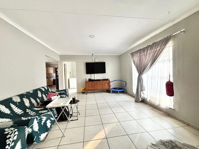 Spacious Family Home with Bachelor’s Flat and Large Carport - Photo 7