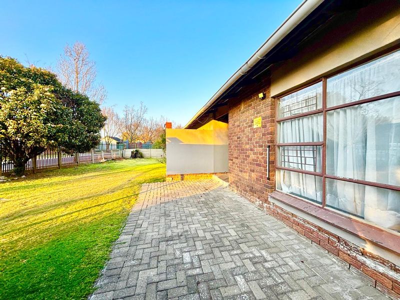 Spacious Family Home with Bachelor’s Flat and Large Carport - Photo 4