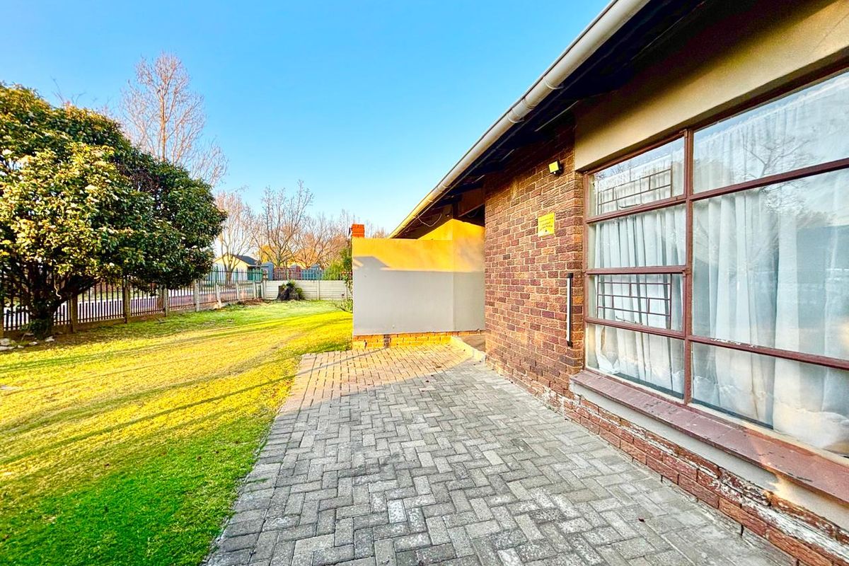 Spacious Family Home with Bachelor’s Flat and Large Carport - Photo 4
