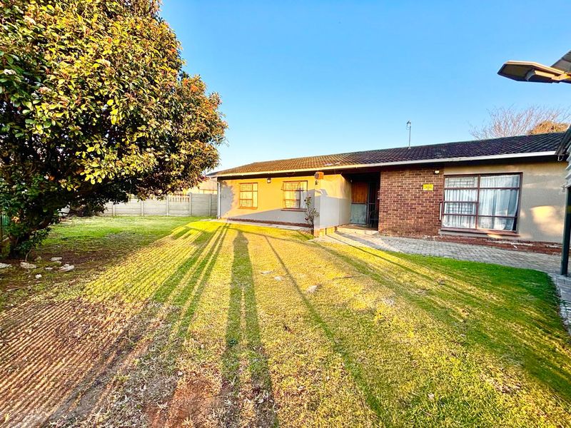 Spacious Family Home with Bachelor’s Flat and Large Carport - Photo 3
