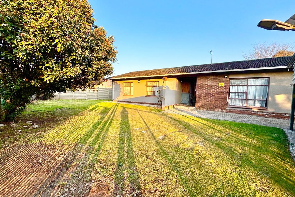 Spacious Family Home with Bachelor’s Flat and Large Carport - Photo 3
