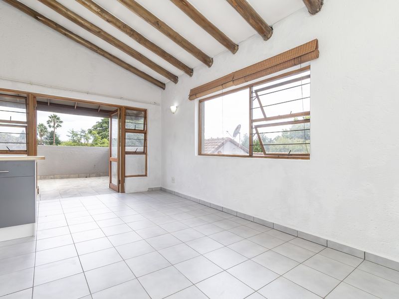 Stylish 1-bedroom apartment in Paulshof, Sandton, offering modern living with convenience and comfor - Photo 2