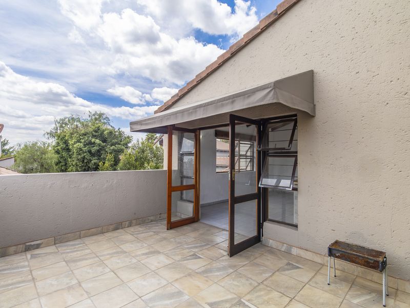 Stylish 1-bedroom apartment in Paulshof, Sandton, offering modern living with convenience and comfor - Photo 7