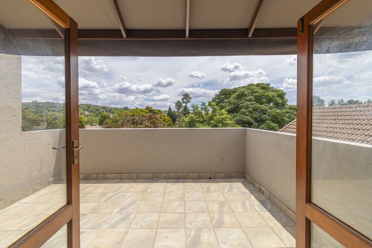 Stylish 1-bedroom apartment in Paulshof, Sandton, offering modern living with convenience and comfor - Photo 4