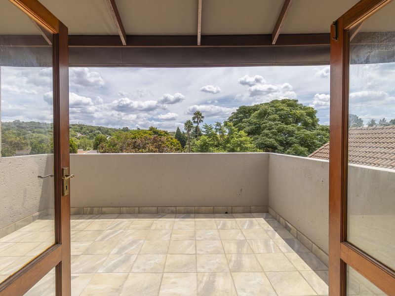 Stylish 1-bedroom apartment in Paulshof, Sandton, offering modern living with convenience and comfor - Photo 4