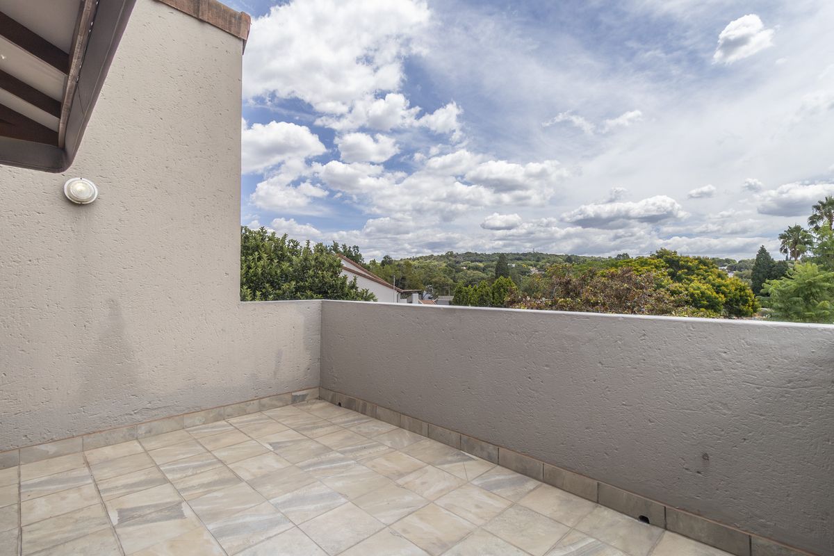 Stylish 1-bedroom apartment in Paulshof, Sandton, offering modern living with convenience and comfor - Photo 5