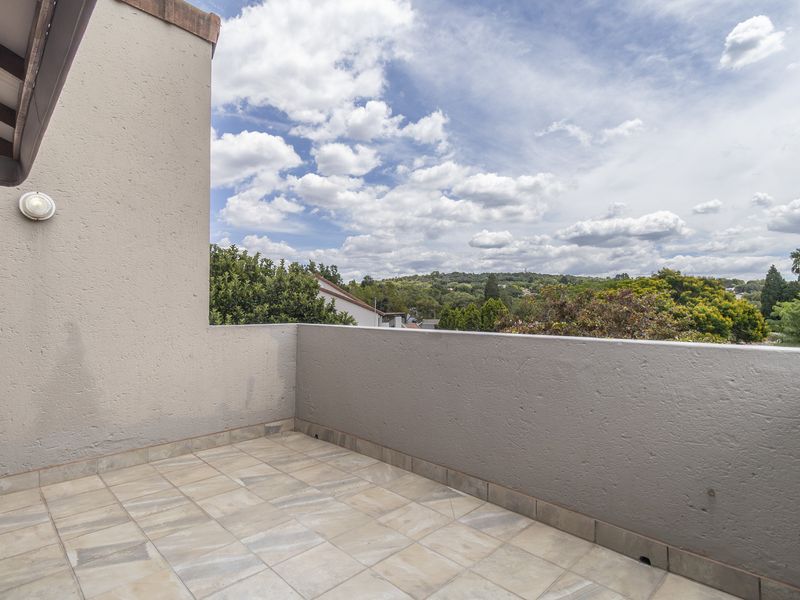 Stylish 1-bedroom apartment in Paulshof, Sandton, offering modern living with convenience and comfor - Photo 5