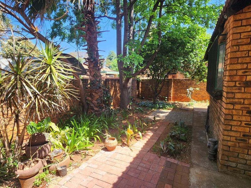 Comfortable 3 Bedroom Family Home in Doornpoort. - Photo 2