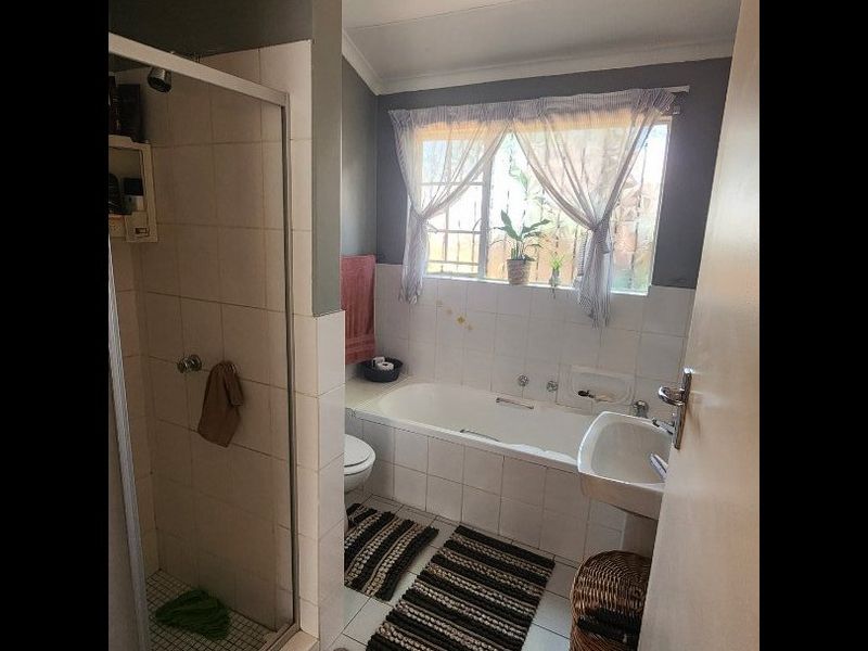 Comfortable 3 Bedroom Family Home in Doornpoort. - Photo 9