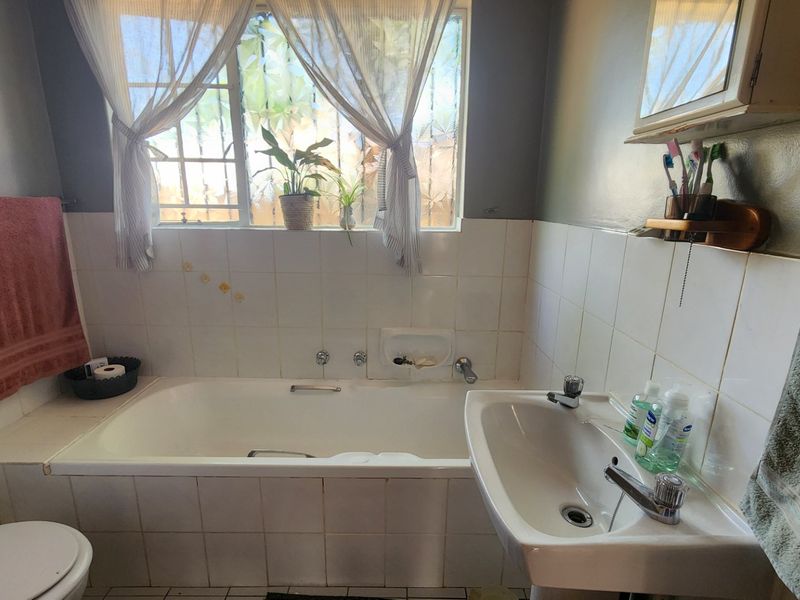 Comfortable 3 Bedroom Family Home in Doornpoort. - Photo 10