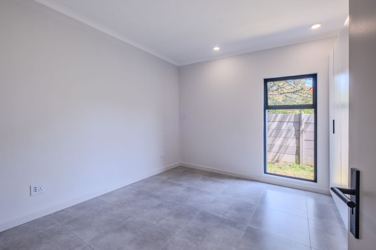 Modern Living in a Charming Westbrook Neighbourhood - Photo 3