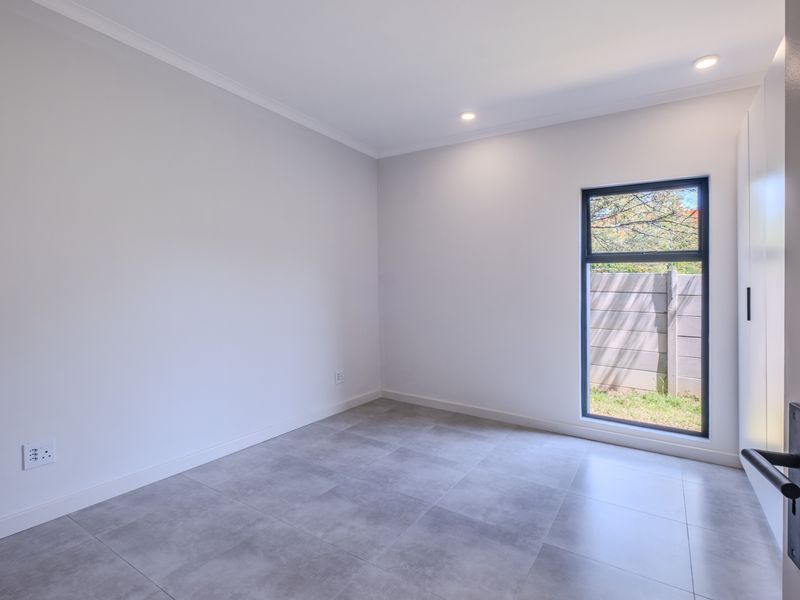 Modern Living in a Charming Westbrook Neighbourhood - Photo 3