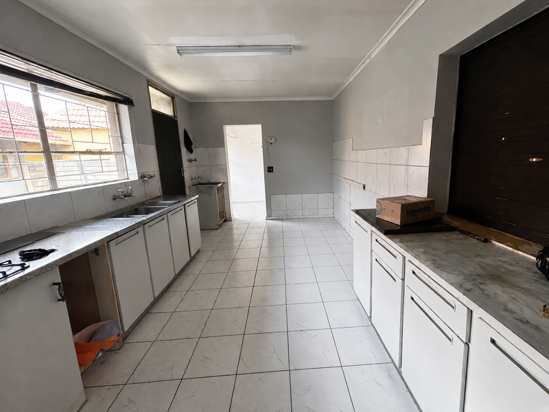 Spacious Family Home with Flatlet & Swimming Pool - Photo 9