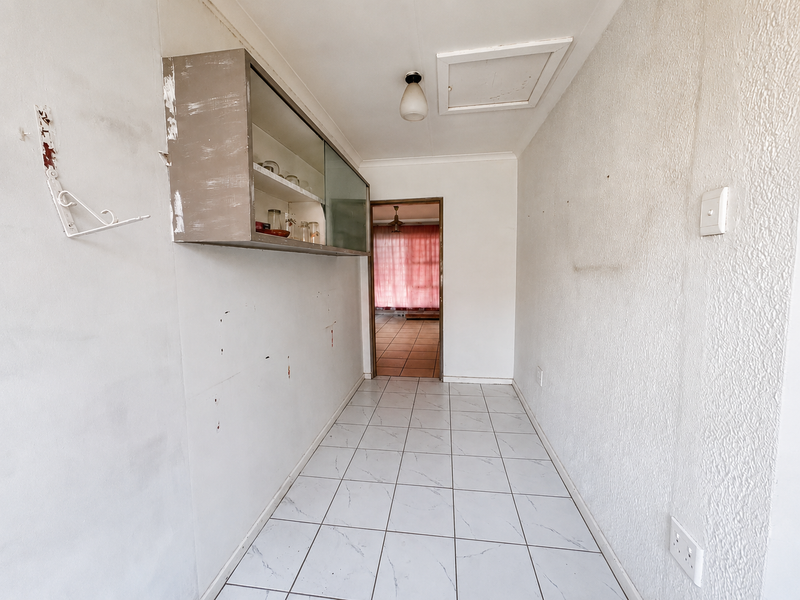 Spacious Family Home with Flatlet & Swimming Pool - Photo 7