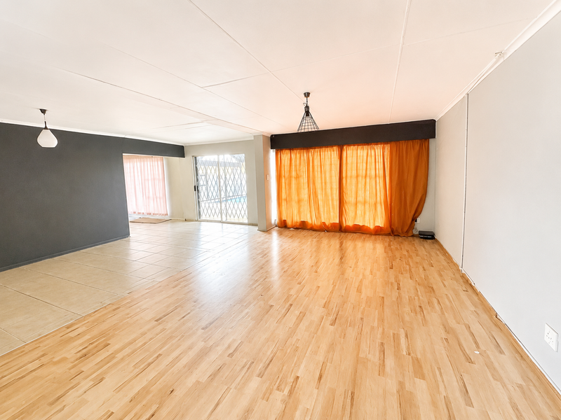 Spacious Family Home with Flatlet & Swimming Pool - Photo 3