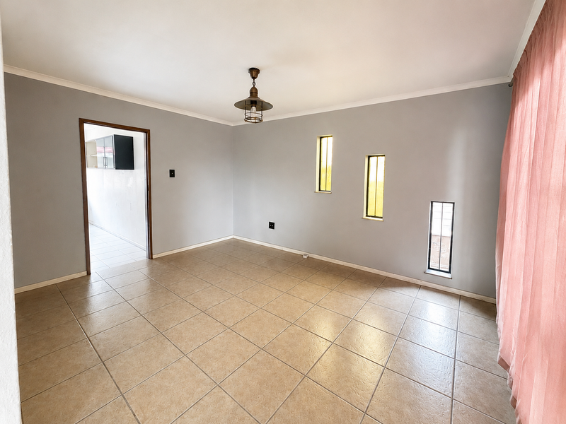 Spacious Family Home with Flatlet & Swimming Pool - Photo 5