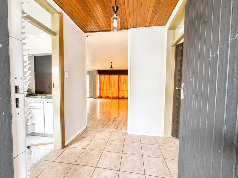 Spacious Family Home with Flatlet & Swimming Pool - Photo 2