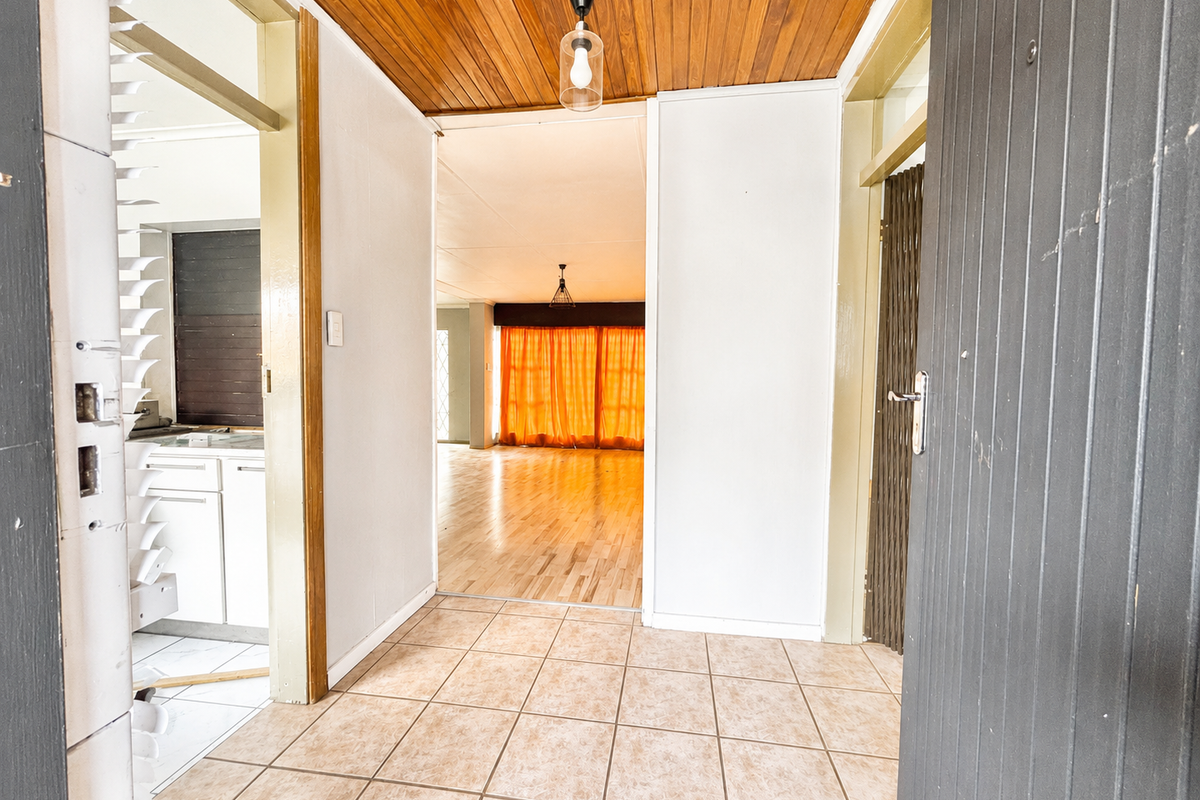 Spacious Family Home with Flatlet & Swimming Pool - Photo 2