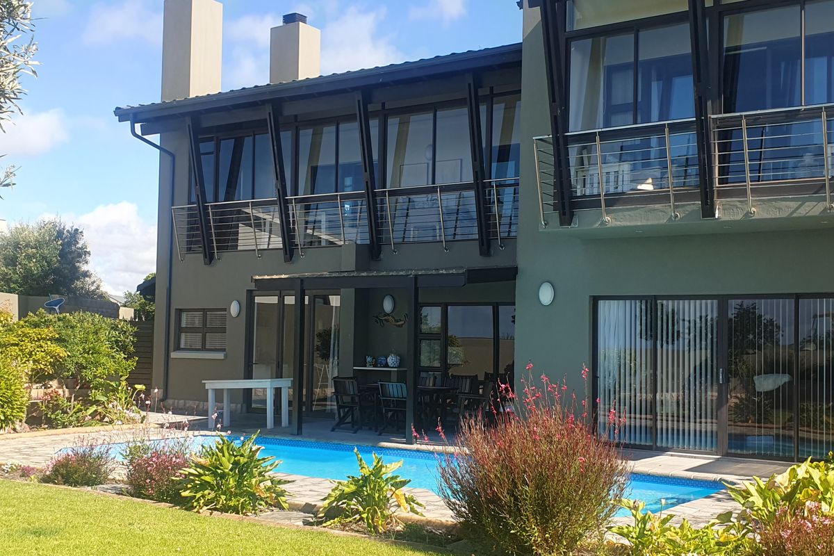 Family home on Oubaai golf estate - Photo 2