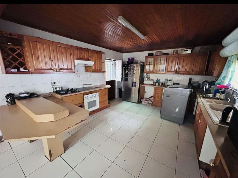 "Modern and Spacious Family Home for Sale in Berlin - Photo 6