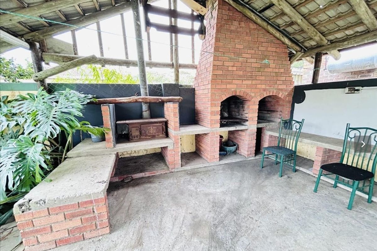 "Modern and Spacious Family Home for Sale in Berlin - Photo 3