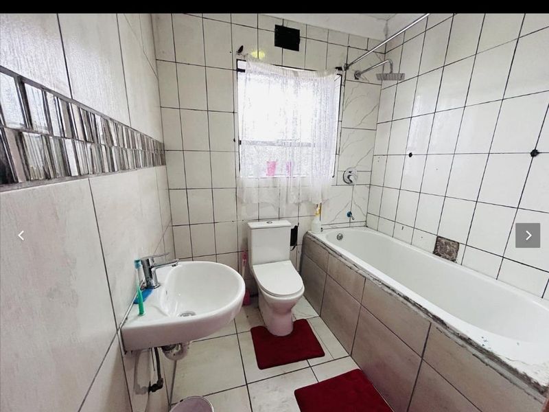 "Modern and Spacious Family Home for Sale in Berlin - Photo 8