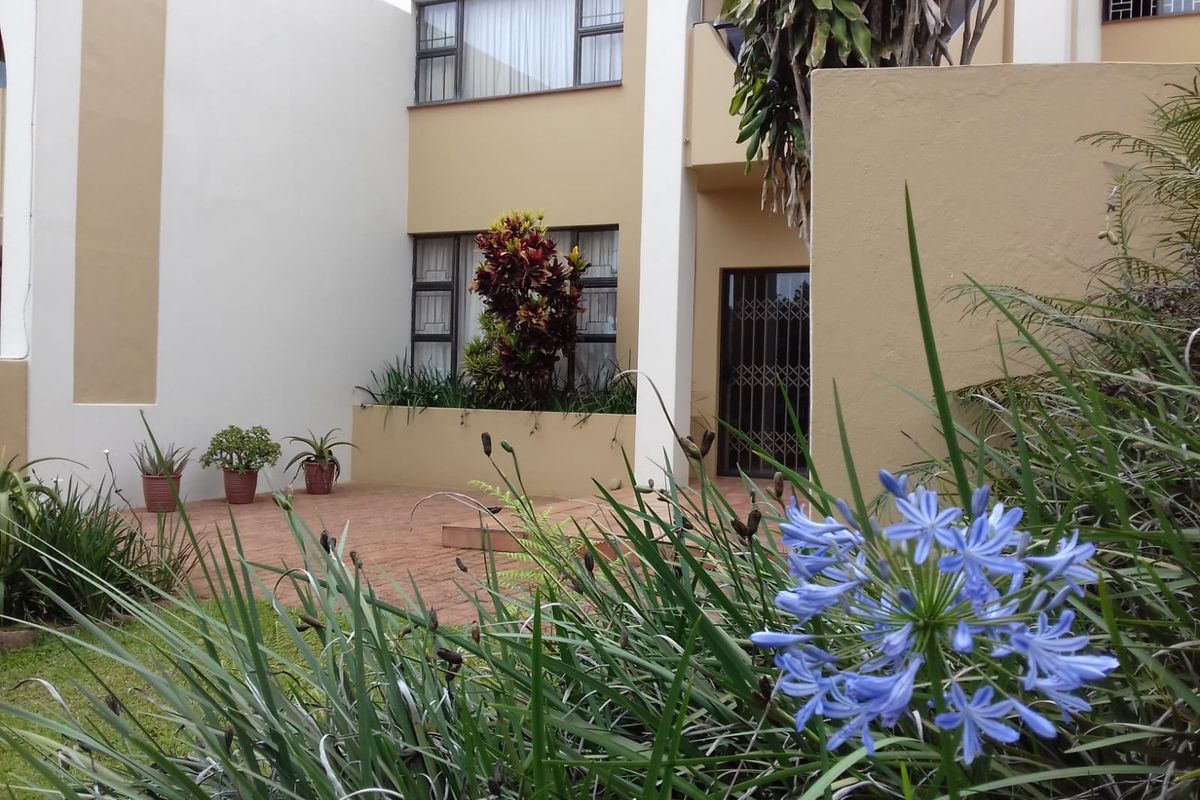 Spacious 3 Bedroom Townhouse With Views – Umgeni Park - Photo 5