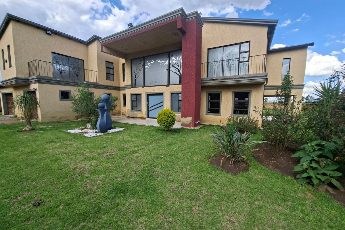 ELEGANT, MODERN AND NEWLY BUILT DOUBLE-STOREY FAMILY HOME - Photo 2