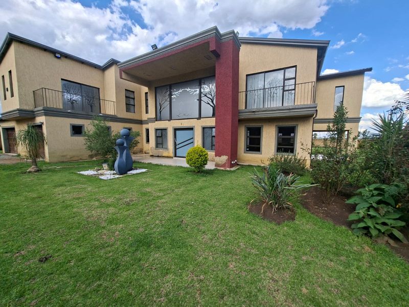 ELEGANT, MODERN AND NEWLY BUILT DOUBLE-STOREY FAMILY HOME - Photo 2