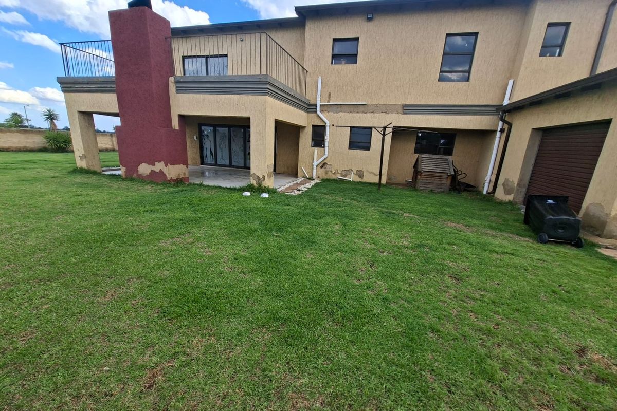 ELEGANT, MODERN AND NEWLY BUILT DOUBLE-STOREY FAMILY HOME - Photo 3