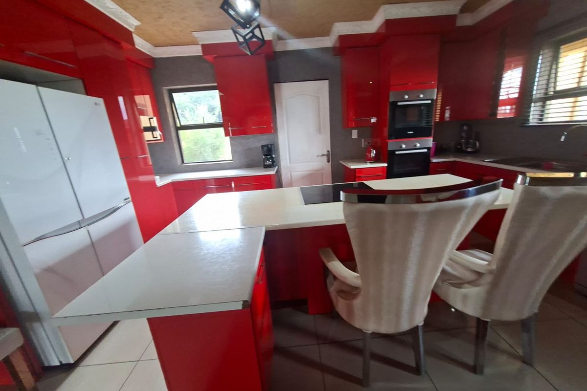 ELEGANT, MODERN AND NEWLY BUILT DOUBLE-STOREY FAMILY HOME - Photo 5