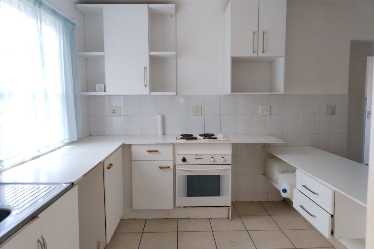 Charming 2-Bedroom Apartment in a Secure Complex - Photo 3