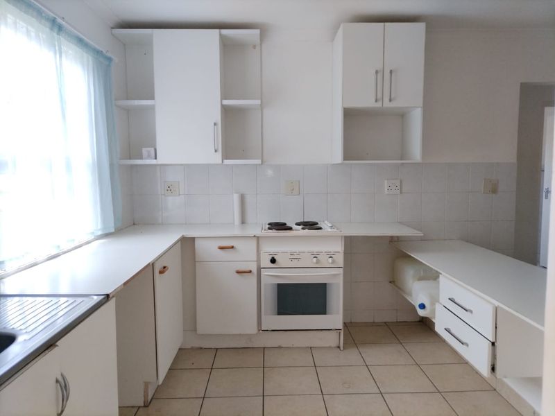 Charming 2-Bedroom Apartment in a Secure Complex - Photo 3