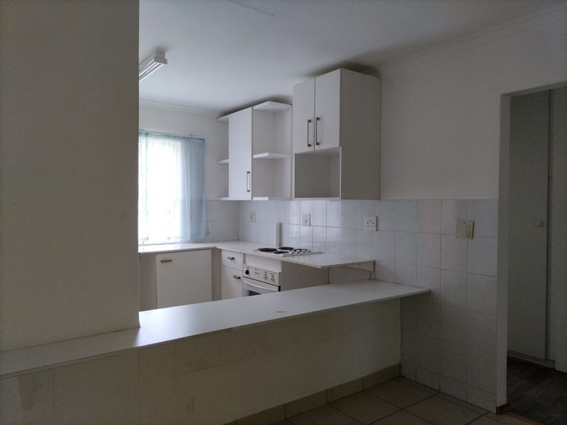 Charming 2-Bedroom Apartment in a Secure Complex - Photo 6